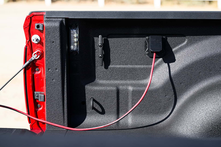 Đây là lần đầu tiên có trên một chiếc xe bán tải hạng nặng và cho phép hành khách đóng vai trò là người lái phụ bằng cách xem chế độ xem camera bên ngoài hoặc thông tin dẫn đường. Họ cũng có thể xem video khi được kết nối với thiết bị tương thích qua cáp HDMI.