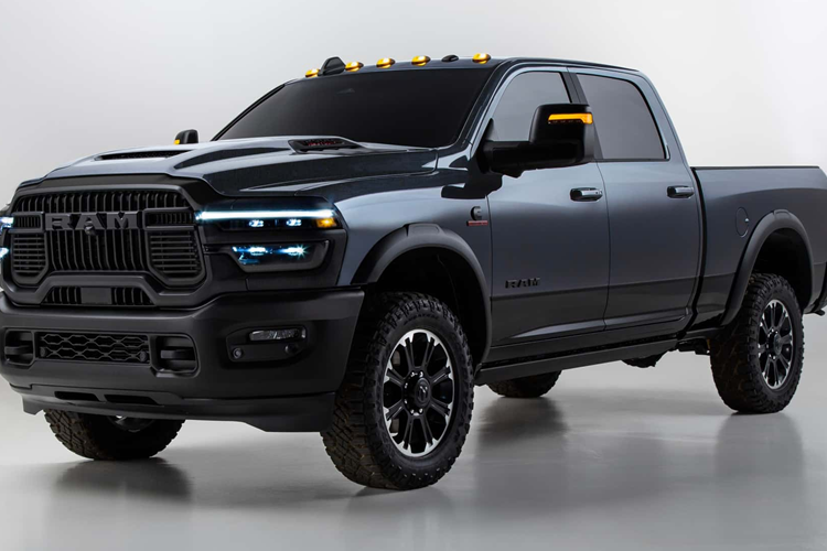 Nhờ những thay đổi này, công suất tăng lên 430 mã lực và mô-men xoắn đạt mức 1.456 Nm, mạnh hơn 10 mã lực so với phiên bản tiền nhiệm, nhưng đáng chú ý là Ram đã loại bỏ biến thể công suất tiêu chuẩn tạo ra công suất 370 mã lực và mô-men xoắn 1.151 Nm.