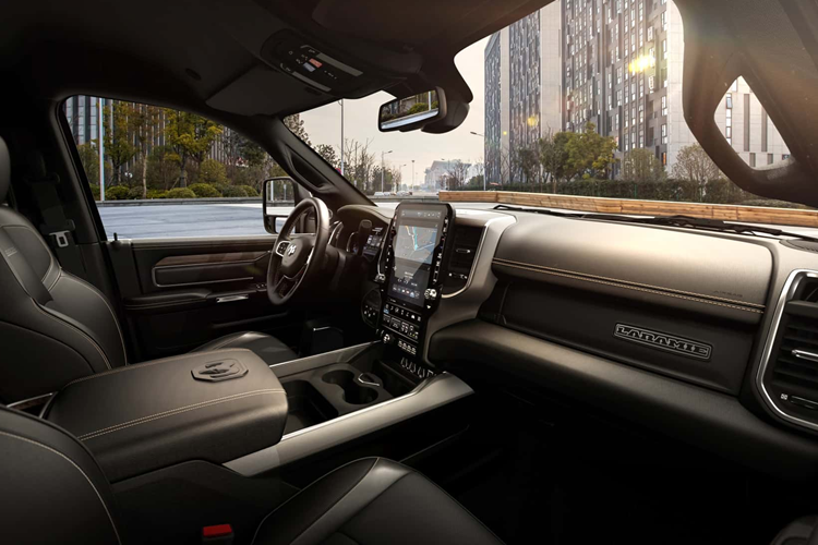 Con số này kém xa so với phiên bản tiền nhiệm, vốn trước đây cần tỷ số truyền 4,10 để đạt được khả năng kéo tối đa. Trong khi hầu hết khách hàng sẽ lựa chọn động cơ diesel, động cơ Hemi V8 6.4 lít vẫn là trang bị tiêu chuẩn. Công suất bị hạ xuống 405 mã lực và mô-men xoắn 581 Nm.