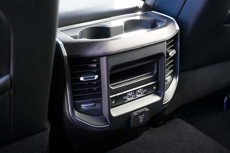 Xe còn được trang bị phần cản trước mới với lưới tản nhiệt được sửa đổi được bao quanh bởi các cụm đèn chia đôi. Trong khi Tradesman và Lonestar được trang bị hệ thống thông tin giải trí 8,4 inch, hầu hết các phiên bản đều có màn hình 12 inch với độ phân giải cao hơn.