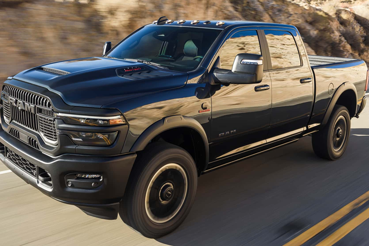 Khách hàng cũng sẽ tìm thấy cụm đồng hồ kỹ thuật số 12,3 inch và hệ thống âm thanh cao cấp Harman Kardon 17 loa. Chiếc xe còn có một số tính năng an toàn mới tiêu chuẩn bao gồm kiểm soát hành trình thích ứng, cảnh báo va chạm phía trước cộng thêm và hỗ trợ đỗ xe trước/sau ParkSense (trên Big Horn).