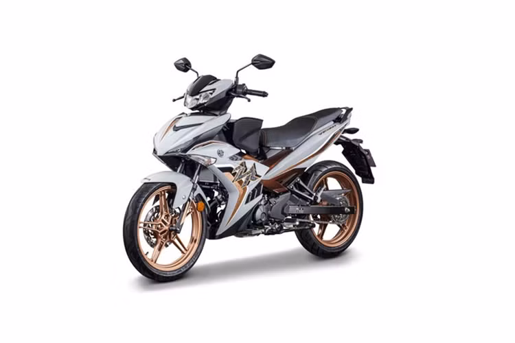 Điểm nhấn của phiên bản Yamaha Exciter 2025 mới này nằm ở màu sơn Bronze Fury cá tính, bộ vành vàng nổi bật và hàng loạt phụ kiện độc quyền như chắn gió, giỏ trước có cổng sạc USB-C và khóa đĩa chính hãng.