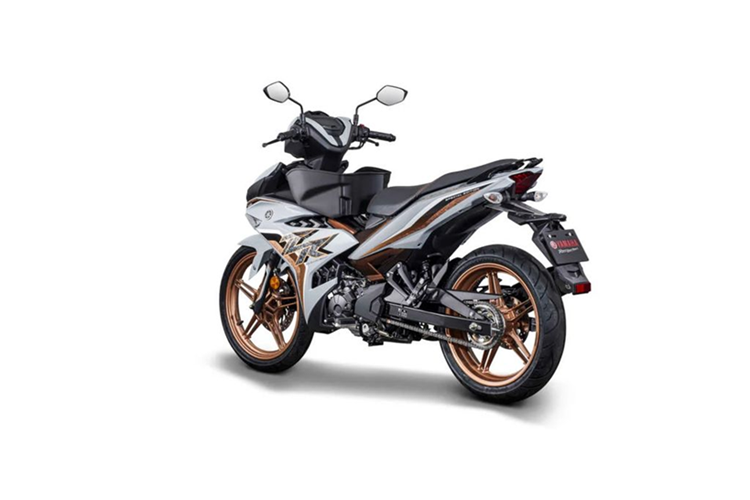 Mặc dù giá xe Yamaha Y15ZR 2025 bán chỉ hơn 50 triệu đồng tại Malaysia, nhưng nếu về Việt Nam qua đường nhập tư nhân, mẫu xe này có thể đội giá lên đến cả trăm triệu. Thực tế, một phiên bản giới hạn khác của Exciter từng được nhập về TP.HCM hồi đầu năm 2025 đã có giá tới 160 triệu đồng.
