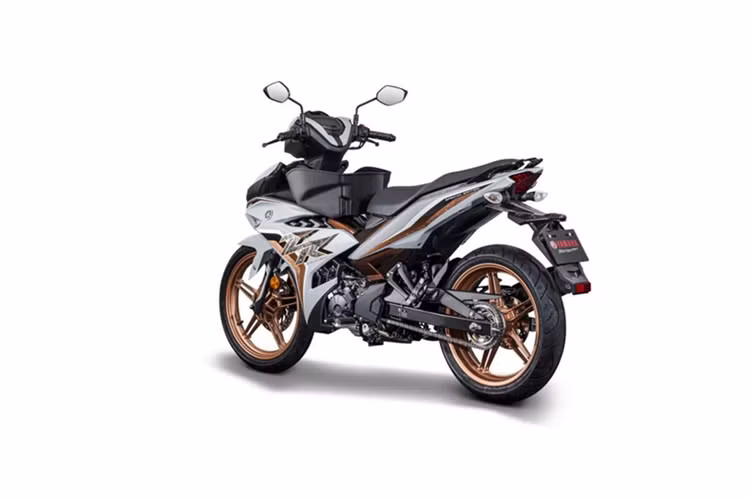 Mặc dù giá xe Yamaha Y15ZR 2025 bán chỉ hơn 50 triệu đồng tại Malaysia, nhưng nếu về Việt Nam qua đường nhập tư nhân, mẫu xe này có thể đội giá lên đến cả trăm triệu. Thực tế, một phiên bản giới hạn khác của Exciter từng được nhập về TP.HCM hồi đầu năm 2025 đã có giá tới 160 triệu đồng.