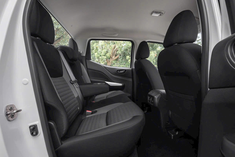 So với các đối thủ, Isuzu D-Max đang có giá niêm yết từ 650 triệu đồng, Mitsubishi Triton từ 655 triệu đồng và Toyota Hilux từ 668 triệu đồng. Ngay cả sau khi áp dụng ưu đãi, giá bán thấp nhất của Mitsubishi Triton cũng từ 635 triệu đồng, vẫn cao hơn Navara EL. Tuy nhiên, cần lưu ý rằng Triton đang áp dụng ưu đãi cho xe sản xuất năm 2025, còn Navara là xe VIN 2024.