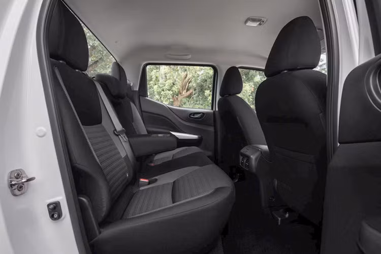 So với các đối thủ, Isuzu D-Max đang có giá niêm yết từ 650 triệu đồng, Mitsubishi Triton từ 655 triệu đồng và Toyota Hilux từ 668 triệu đồng. Ngay cả sau khi áp dụng ưu đãi, giá bán thấp nhất của Mitsubishi Triton cũng từ 635 triệu đồng, vẫn cao hơn Navara EL. Tuy nhiên, cần lưu ý rằng Triton đang áp dụng ưu đãi cho xe sản xuất năm 2025, còn Navara là xe VIN 2024.