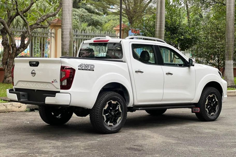 Nissan bản Navara EL tiêu chuẩn hiện cũng được ưu đãi 56 triệu đồng, giá xe sau ưu đãi chỉ còn 629 triệu đồng. Đặc biệt, với bản màu đen, khách hàng còn được ưu đãi thêm 10 triệu, đưa giá thực tế xuống còn 619 triệu đồng, thấp hơn tới 80 triệu đồng so với thời điểm ra mắt (699 triệu đồng).