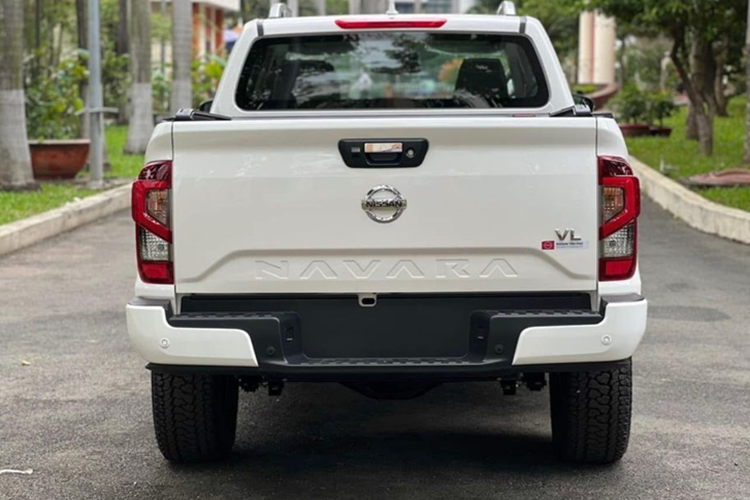 Về thông số kỹ thuật, Nissan Navara có kích thước dài x rộng x cao lần lượt 5.260 x 1.875 x 1.855 mm, cùng chiều dài cơ sở 3.150 mm. Thiết kế đầu xe nổi bật với lưới tản nhiệt cỡ lớn và các đường nét vuông vức, tạo cảm giác chắc chắn. Đèn pha trên bản EL sử dụng bóng halogen dạng chóa, trong khi VL và Pro4X trang bị đèn LED projector.
