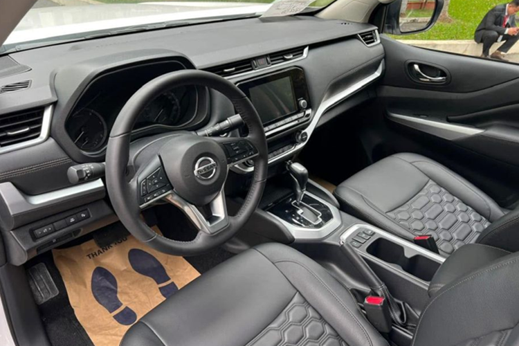 Ngoài ưu đãi về giá, khách mua Navara còn được tặng thêm nhiều phụ kiện và dịch vụ như: lót thùng, màn hình giải trí 10 inch, bệ bước chân, cùng bảo hiểm vật chất một năm. Với mức giá ưu đãi này, Nissan Navara hiện là mẫu bán tải có giá rẻ nhất tại Việt Nam.