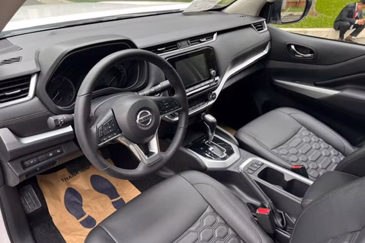 Ngoài ưu đãi về giá, khách mua Navara còn được tặng thêm nhiều phụ kiện và dịch vụ như: lót thùng, màn hình giải trí 10 inch, bệ bước chân, cùng bảo hiểm vật chất một năm. Với mức giá ưu đãi này, Nissan Navara hiện là mẫu bán tải có giá rẻ nhất tại Việt Nam.