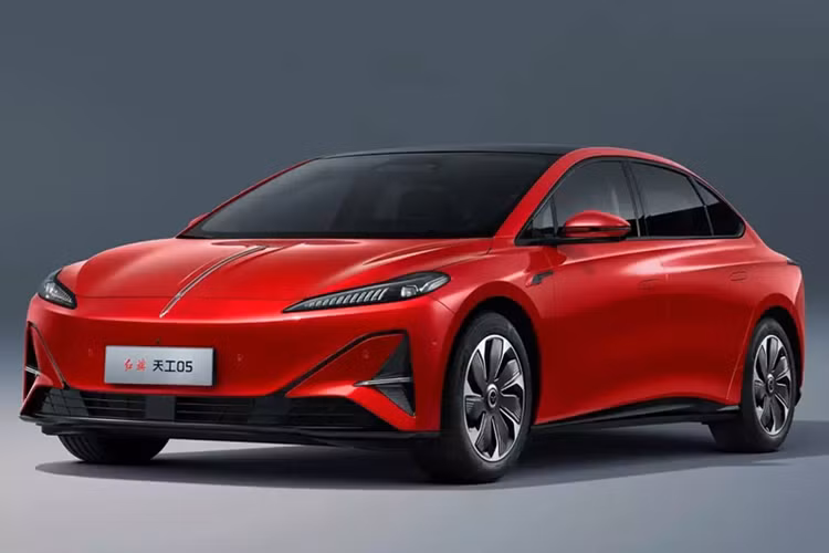 Mới đây, thương hiệu Hongqi (Hồng Kỳ) đã chính thức vén màn mẫu ôtô điện mang tên Hongqi Tiangong 05 2025 mới ở thị trường Trung Quốc. Đây là mẫu xe thứ hai thuộc dòng xe Tiangong của thương hiệu Trung Quốc này, sau Tiangong 08 ra mắt vào tháng 11 năm ngoái.