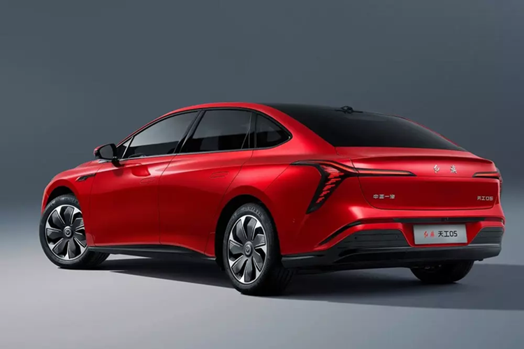 Cụm đèn pha của Hongqi Tiangong 05 có thiết kế sắc sảo, gợi liên tưởng đến MG4. Bên cạnh đó là tay nắm cửa nằm ẩn, bộ vành với thiết kế đa chấu khí động lực học và cụm đèn hậu LED mềm mại nhưng lại khá giống với xe Cadillac.