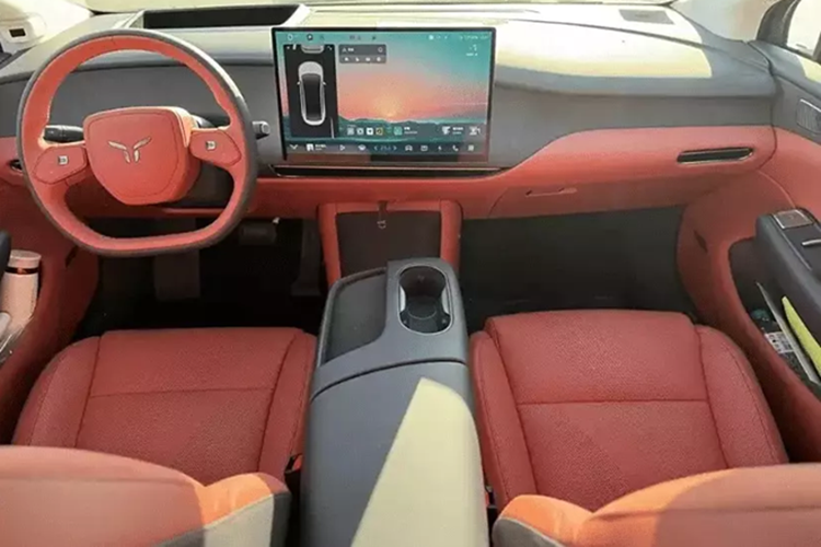 Nhìn chung, nội thất của Hongqi Tiangong 05 có thiết kế khá tối giản. Bên cạnh màn hình cỡ lớn, xe còn sở hữu vô lăng 2 chấu vát đáy, sạc điện thoại không dây, cụm điều khiển trung tâm tách rời với mặt táp-lô và ghế sưởi ấm/làm mát.