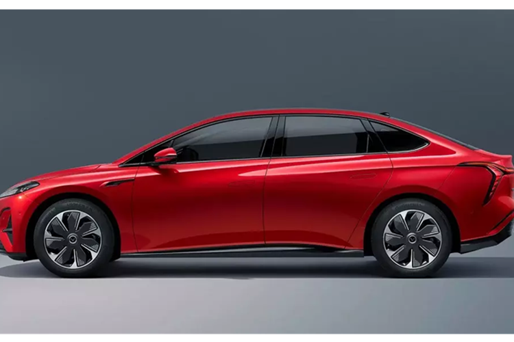 Về mặt kích thước, mẫu sedan thuần điện này sở hữu chiều dài x rộng x cao lần lượt 4.820 x 1.915 x 1.480 mm và chiều dài cơ sở 2.900 mm. Như vậy, mẫu xe này nằm trong phân khúc sedan hạng D, tương tự Toyota Camry và Honda Accord. Hiện hãng Hongqi chưa công bố hình ảnh chính thức của khu vực nội thất.