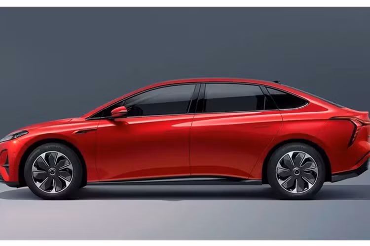 Về mặt kích thước, mẫu sedan thuần điện này sở hữu chiều dài x rộng x cao lần lượt 4.820 x 1.915 x 1.480 mm và chiều dài cơ sở 2.900 mm. Như vậy, mẫu xe này nằm trong phân khúc sedan hạng D, tương tự Toyota Camry và Honda Accord. Hiện hãng Hongqi chưa công bố hình ảnh chính thức của khu vực nội thất.