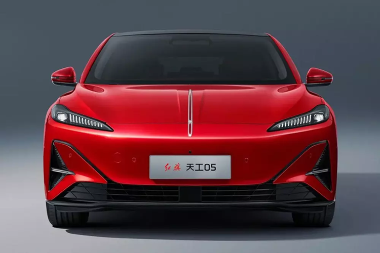 Hongqi Tiangong 05 chạy điện trên thực tế chính là phiên bản thương mại của mẫu xe concept E009 từng trình làng tại triển lãm Ô tô Bắc Kinh 2024. So với phiên bản concept, mẫu xe điện này không thay đổi quá nhiều về mặt thiết kế.