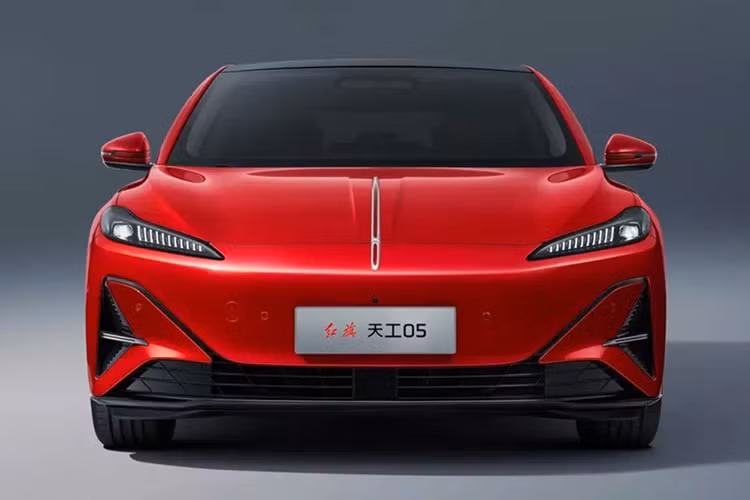 Hongqi Tiangong 05 chạy điện trên thực tế chính là phiên bản thương mại của mẫu xe concept E009 từng trình làng tại triển lãm Ô tô Bắc Kinh 2024. So với phiên bản concept, mẫu xe điện này không thay đổi quá nhiều về mặt thiết kế.