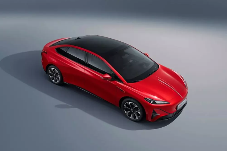 Hongqi Tiangong 05 sở hữu đầu xe không có lưới tản nhiệt, dải đèn LED định vị ban ngày, 3 đường dập gân ở mỗi bên sườn và khoang nội thất đẩy lùi về phía sau. Tuy nhiên, mẫu xe này lại dùng logo thông thường của thương hiệu Hongqi, kéo dài ở nắp ca-pô.