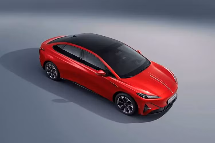 Hongqi Tiangong 05 sở hữu đầu xe không có lưới tản nhiệt, dải đèn LED định vị ban ngày, 3 đường dập gân ở mỗi bên sườn và khoang nội thất đẩy lùi về phía sau. Tuy nhiên, mẫu xe này lại dùng logo thông thường của thương hiệu Hongqi, kéo dài ở nắp ca-pô.