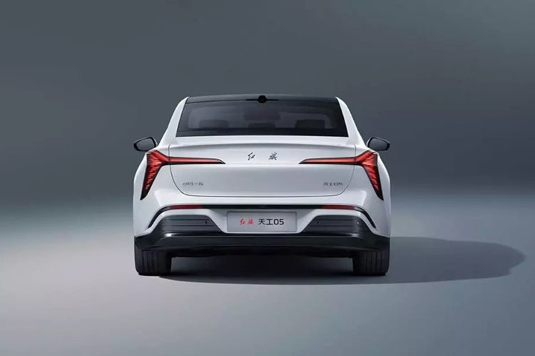 Mẫu sedan thuần điện này được trang bị 1 mô-tơ điện nằm trên cầu sau, tạo ra công suất tối đa 281 mã lực. Xe có ít nhất 2 loại pin do CATL sản xuất nhưng chưa rõ dung lượng.