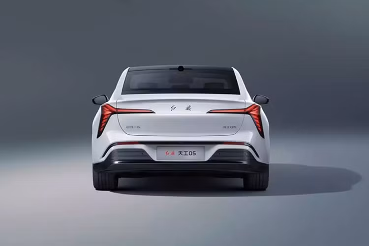 Mẫu sedan thuần điện này được trang bị 1 mô-tơ điện nằm trên cầu sau, tạo ra công suất tối đa 281 mã lực. Xe có ít nhất 2 loại pin do CATL sản xuất nhưng chưa rõ dung lượng.