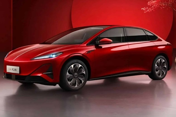 Trong khi đó, hình ảnh chụp xe chạy trên đường thử tại Trung Quốc cho thấy mẫu sedan này được trang bị màn hình cảm ứng trung tâm cỡ lớn, dự kiến có kích thước 15,6 inch, đặt nổi trên mặt táp-lô. Ngoài ra, xe còn sở hữu màn hình hiển thị thông tin kính HUD với kích thước lên đến 65 inch và có công nghệ thực tế ảo AR.