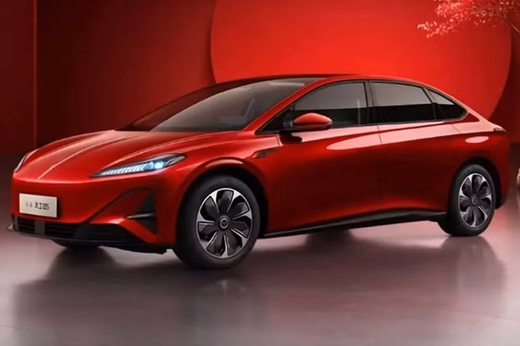 Trong khi đó, hình ảnh chụp xe chạy trên đường thử tại Trung Quốc cho thấy mẫu sedan này được trang bị màn hình cảm ứng trung tâm cỡ lớn, dự kiến có kích thước 15,6 inch, đặt nổi trên mặt táp-lô. Ngoài ra, xe còn sở hữu màn hình hiển thị thông tin kính HUD với kích thước lên đến 65 inch và có công nghệ thực tế ảo AR.