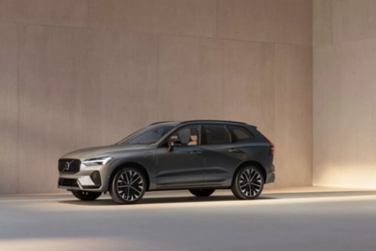 Ở lần “lên đời” này, Volvo XC60 2026 mới sở hữu thiết kế hiện đại với lưới tản nhiệt được thừa hưởng từ “đàn anh” XC90. Thay vì sử dụng kiểu truyền thống thì lưới tản nhiệt trên XC60 lại được tạo nên từ hàng loạt các đường chéo dày đặc, chồng lên nhau mang “bóng dáng” của BMW.