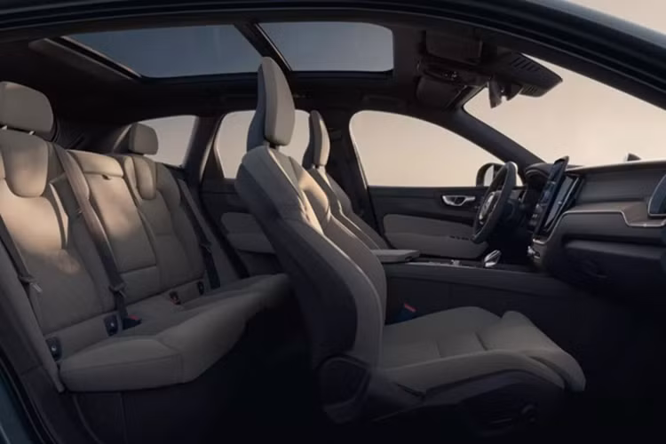 Volvo không thay đổi hệ thống truyền động của XC60. Tại thị trường Mỹ, khách hàng vẫn có thể lựa chọn động cơ hybrid nhẹ 4 xi-lanh 2.0 lít công suất 247 mã lực ở mẫu B5 và bản T8 PHEV có công suất 455 mã lực.