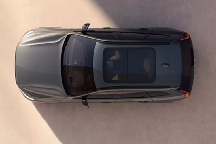 Về nội thất, Volvo XC60 2026 sử dụng vật liệu mới cao cấp và thân thiện với môi trường hơn so với bản cũ. Xe được trang bị màn hình cảm ứng giải trí 11,2 inch sắc nét hơn và hỗ trợ bởi nền tảng Snapdragon Cockpit của Qualcomm. Công nghệ này nhanh gấp đôi so với hệ thống cũ và nhanh hơn 10 lần trong việc tạo đồ họa.