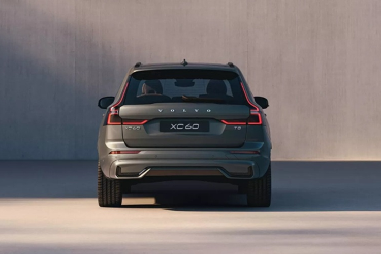 Tại Vương quốc Anh và Châu Âu cũng có phiên bản động cơ plug-in ít mạnh mẽ hơn, động cơ T6 công suất 345 mã lực (350PS). Mức giá xe Volvo XC60 2026 hiện vẫn chưa được công bố.