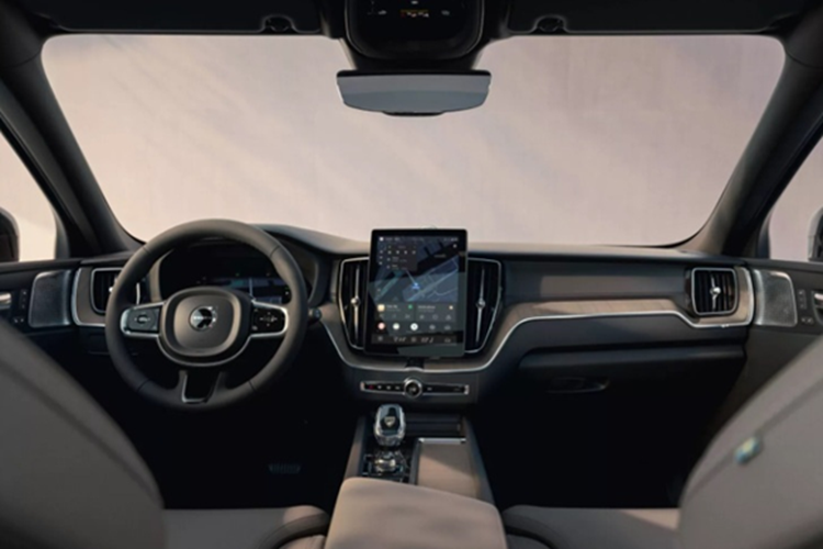 Ngoài ra, xe còn được trang bị bộ sạc điện thoại không dây tốt hơn và khay đựng cốc mới.