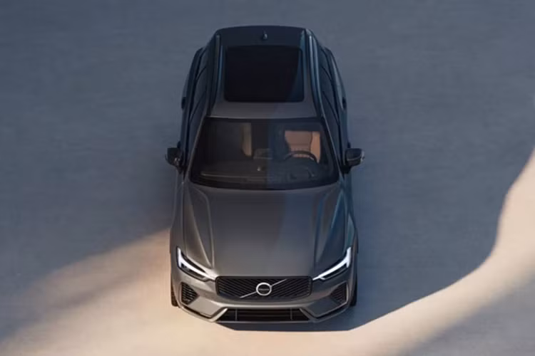 Bên cạnh đó, xe SUV Volvo XC60 2026 cũng có đèn hậu tối màu, mâm được thiết kế mới và bổ sung một số màu ngoại thất như: Forest Lake, Aurora Silver và Mulberry Red.