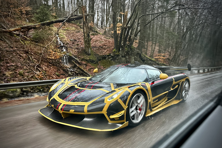 Siêu xe megcar Koenigsegg Jesko chỉ sử dụng khối động cơ xăng V8, tăng áp kép, dung tích 5.0 lít nhưng lại sản sinh ra công suất tối đa lên đến 1.603 mã lực nếu như chủ nhân đổ xăng nhiên liệu sinh học E85, còn nếu đổ xăng A98, công suất tối đa của Koenigsegg Jesko chỉ là 1.281 mã lực.
