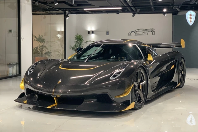 Toàn bộ sức mạnh của xe Koenigsegg Jesko sẽ được truyền đến hộp số 9 cấp mới có tên gọi Lightning Speed Transmission, nhờ đó, siêu phẩm này có thể tăng tốc từ vị trí xuất phát lên 100 km/h chỉ 2,5 giây trước khi lao đến con số tốc độ tối đa khủng khiếp lên đến 482 km/h.