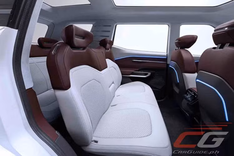 Bộ mâm 5 chấu kép trên bản concept tiếp tục xuất hiện, đồng thời nóc xe cũng được trang bị cửa sổ trời toàn cảnh. Qua những hình ảnh chụp được, nguyên mẫu thử nghiệm còn được phát hiện tích hợp hệ thống camera 360 độ và radar, cho thấy xe sẽ được trang bị các công nghệ hỗ trợ người lái tiên tiến trong gói an toàn chủ động ADAS.