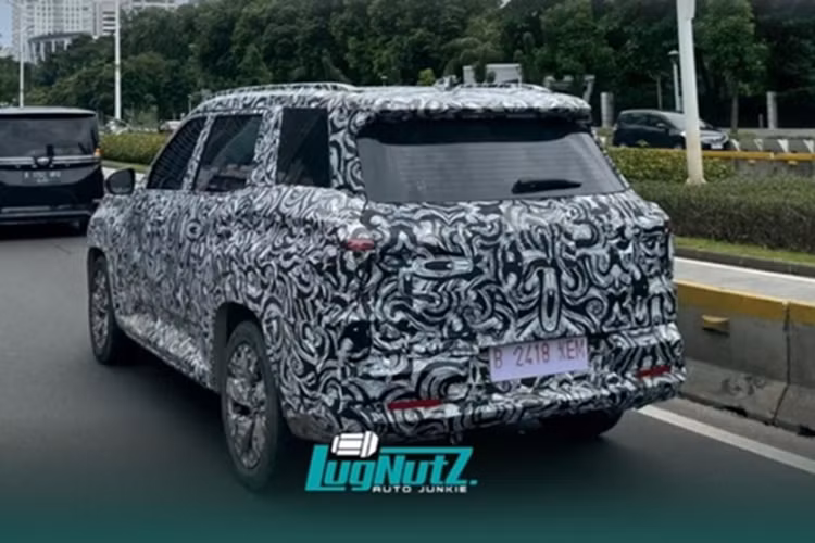 Theo dự đoán từ một số trang tin quốc tế, phiên bản thương mại của DST Concept có thể sẽ mang tên Mitsubishi Destinator, tương tự cách đặt tên trước đây khi mẫu XFC Concept được đổi tên thành Xforce khi bước vào dây chuyền sản xuất hàng loạt.