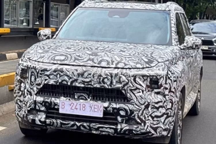 Mitsubishi DST Concept mới từng ra mắt công chúng lần đầu tại Philippines vào tháng 10/2024. Mẫu xe này được phát triển dựa trên nền tảng của Xforce - dòng SUV đô thị 5 chỗ nhưng được thiết kế lại để có thể bố trí hàng ghế thứ ba, đáp ứng nhu cầu sử dụng đa dạng hơn.