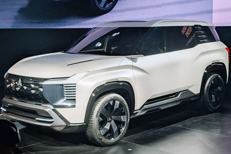 Trước đó, vào đầu năm 2025, một lãnh đạo đại lý Mitsubishi từng úp mở về việc hãng sẽ mang đến một mẫu xe 7 chỗ hoàn toàn mới trong năm nay. Thông tin này hiện đang được củng cố khi bản concept sắp ra mắt tại Việt Nam nhiều khả năng chính là Mitsubishi DST Concept, mẫu xe được mệnh danh là “ Mitsubishi Xforce 7 chỗ”.