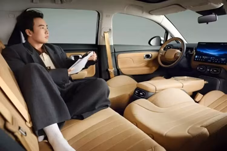 Các cấu hình tiêu chuẩn khác bao gồm cập nhật OTA, WiFi trong xe, hai đến sáu loa và điều khiển từ xa bằng điện thoại di động.