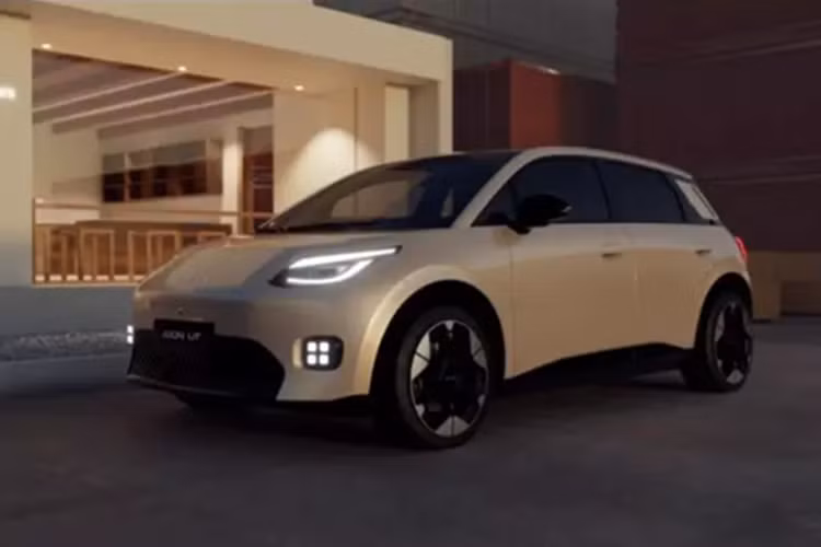 Các phiên bản cơ bản và trung cấp của xe điện Aion UT 2025 chạy trên vành 16 inch, trong khi các phiên bản cao cấp chạy trên vành 17 inch. Người tiêu dùng có thể lựa chọn một trong sáu loại sơn ngoại thất: đỏ, bạc, trắng, be, tím và xanh lá cây.