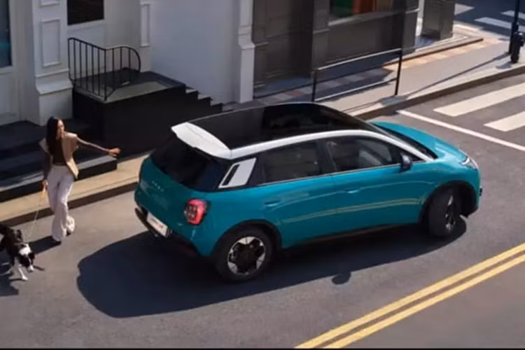 Bên ngoài, GAC Aion UT 2025 mới áp dụng thiết kế mái nổi tương phản, kết hợp với đèn chạy ban ngày tạo thành 19 đèn LED, đèn pha hình chữ D và đèn hậu hình chữ C. Chiều dài, chiều rộng và chiều cao lần lượt của xe sẽ là 4270/1850/1575 mm; và chiều dài cơ sở là 2750 mm.