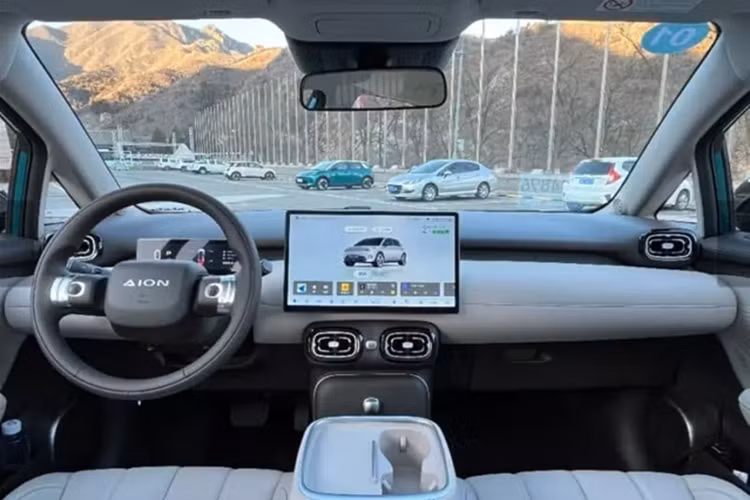 Bên trong, buồng lái được trang bị màn hình điều khiển trung tâm 14,6 inch, bảng điều khiển LCD 8,8 inch và các cửa gió điều hòa tròn. HiCar, CarLink và CarPlay đều được hỗ trợ. Trợ lý giọng nói AI cũng có trên xe. Chỉ có phiên bản cao cấp nhất mới có khả năng hỗ trợ lái xe nâng cao cấp độ 2 và đèn viền.