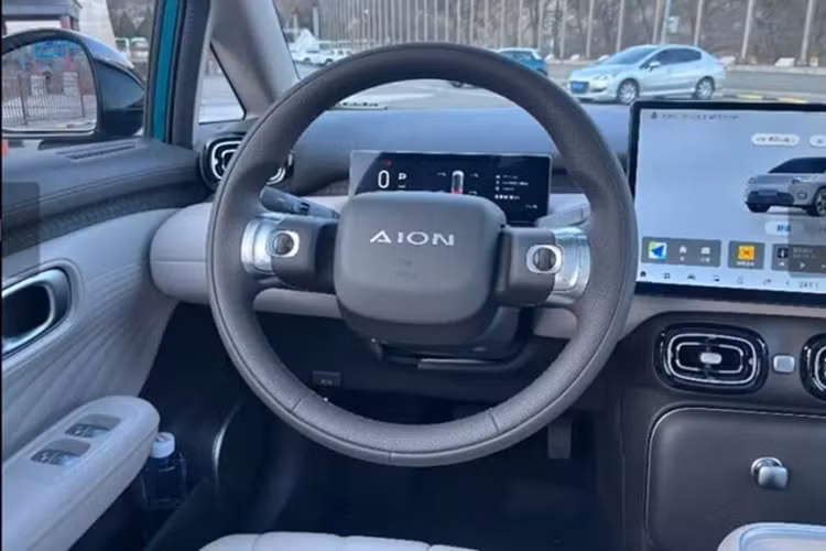 Thể tích cốp xe tiêu chuẩn là 440 L và cửa sổ trời toàn cảnh 1,8 x 1,77 m mang lại nhiều ánh sáng tự nhiên. Ghế trước có thể được gập phẳng.