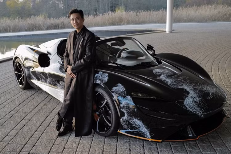 Ngoài thiết kế ấn tượng nhất trong các dòng xe McLaren được sản xuất khi không sở hữu mui xe, cửa sổ, siêu phẩm Elva vẫn được trang bị khối động cơ V8, tăng áp kép, dung tích 4.0 lít tương tự như các siêu xe McLaren 720S , McLaren 720S Spider và cả siêu phẩm hypercar McLaren Senna của Hoàng Kim Khánh.