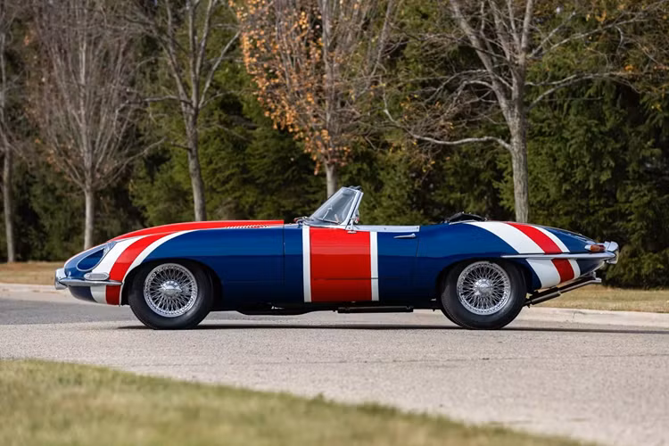 Đối với những người hâm mộ trung thành của loạt phim này, đây là cơ hội để những người đam mê xe sở hữu một trong những chiếc xe Jaguar E-Type mui trần nổi tiếng nhất trong phim.