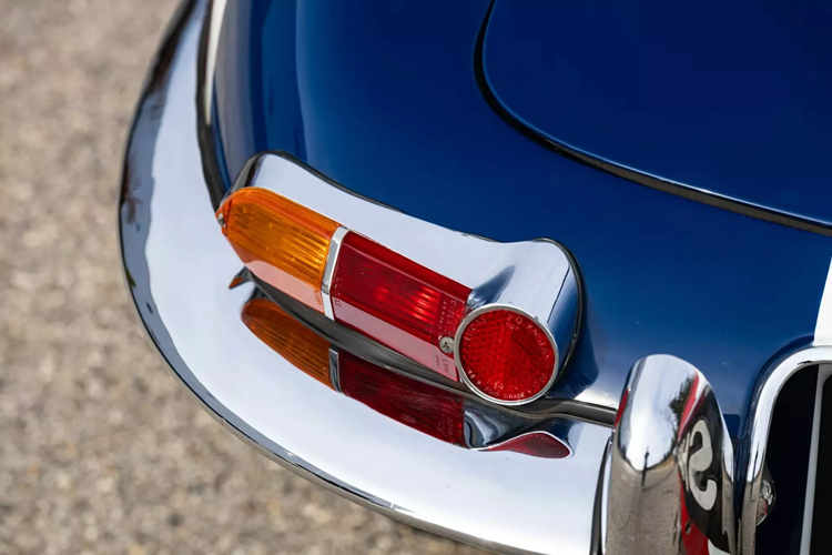 Được biết, chiếc E-Type đã chạy được hơn 103.000 km. Khoang nội thất của xe có nhiều dấu hiệu hao mòn phù hợp với một chiếc xe từ thời kỳ này nhưng về cơ bản, chiếc xe có vẻ vẫn ở trong tình trạng tương đối tốt.