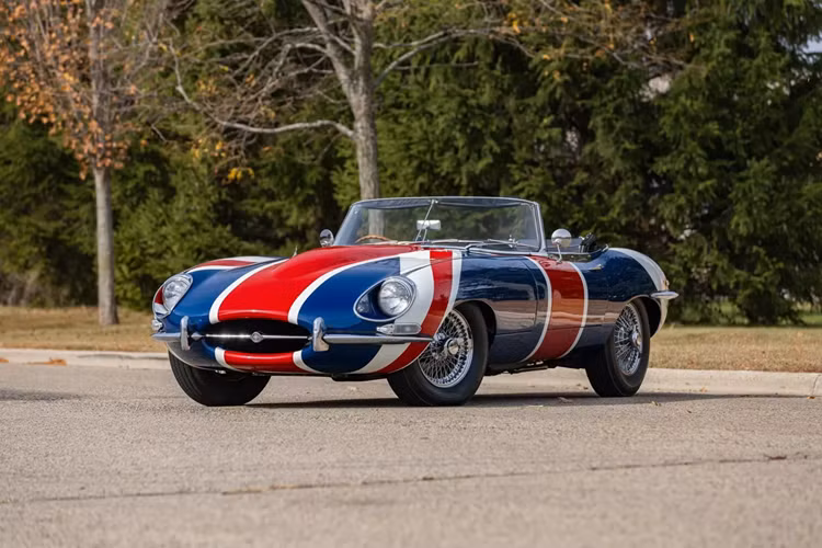Mới đây, chiếc xe “Shaguar” duy nhất, một chiếc Jaguar E-Type Roadster đời 1967 được sử dụng trong cả ba bộ phim Austin Powers sẽ được đưa ra đấu giá trong một cuộc đấu giá do Mecum Auctions tài trợ.