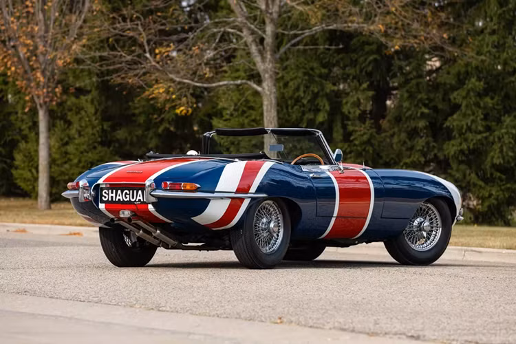 Chiếc xe được trang bị khối động cơ sáu xi-lanh thẳng hàng hút khí tự nhiên 4.2 lít của Jaguar, kết hợp với hộp số sàn bốn cấp truyền công suất đến bánh sau.