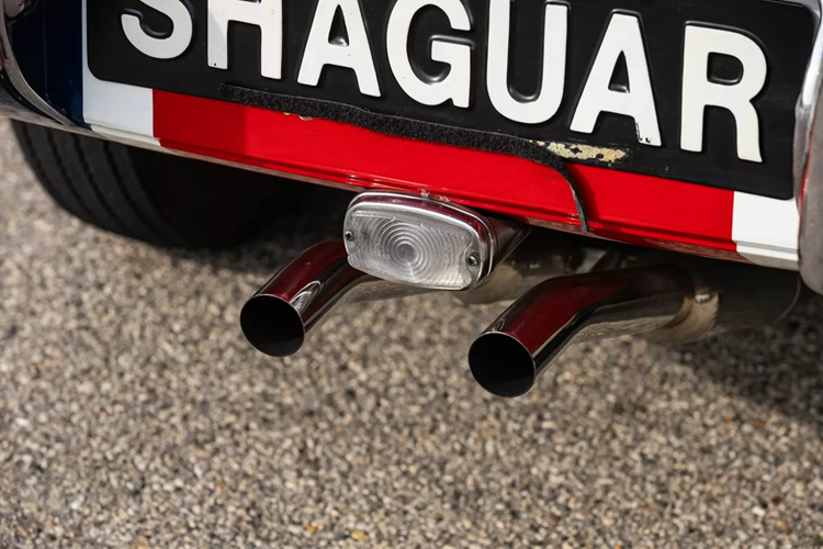 Xe vẫn giữ nguyên các bộ phận ban đầu, bao gồm radio AM/FM và nhiều nút bấm và công tắc khác nhau trên bảng điều khiển.